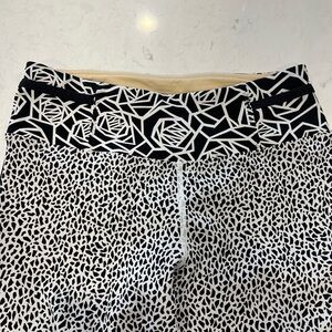Lululemon Size 6 Real Quick Tight Miss Mosaic White Posey Black White Leggings